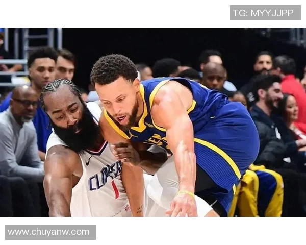 快船与勇士激战正酣NBA赛场巅峰对决引发球迷热潮 快船与勇士激战正酣NBA赛场巅峰对决引发球迷热潮