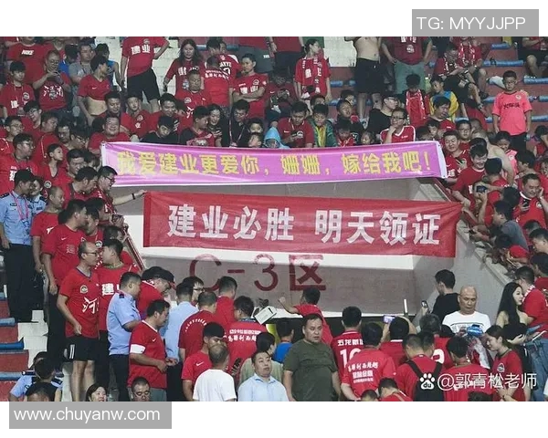 恒大与东方的激烈冲突视频揭示足球场上的紧张局势与球员情绪